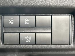 【ハンズフリー機能付き両側パワースライドドア】スライドドアの下に足先を入れてすぐ引くと、自動的にスライドドアが開閉します！荷物で両手がふさがった状態でも、ドアの開閉ができてとっても便利！