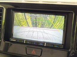 【バックカメラ】駐車時に後方がリアルタイム映像で確認できます。大型商業施設や立体駐車場での駐車時や、夜間のバック時に大活躍！運転スキルに関わらず、今や必須となった装備のひとつです！