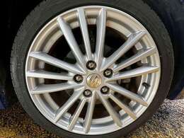 純正17インチアルミです！新品タイヤをご希望の方は遠慮なく申し付けて下さい！！