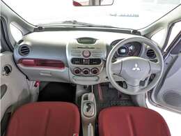 丸みを帯びたデザインで優しい印象に。赤のアクセントがシートと相まっておしゃれさを引き立てます。