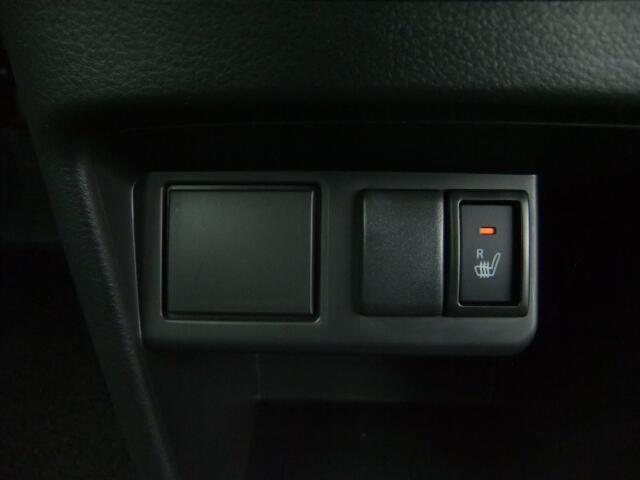 運転席シートには、シートヒーターが付いてるので、寒い時期にはありがたい装備です。