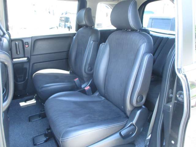 2列目キャプテンシートを採用した6人乗りなら、車内の移動が自由自在。2列目シートにチャイルドシートを2つ装着しても3列目シートへの移動がスムーズに行えます。