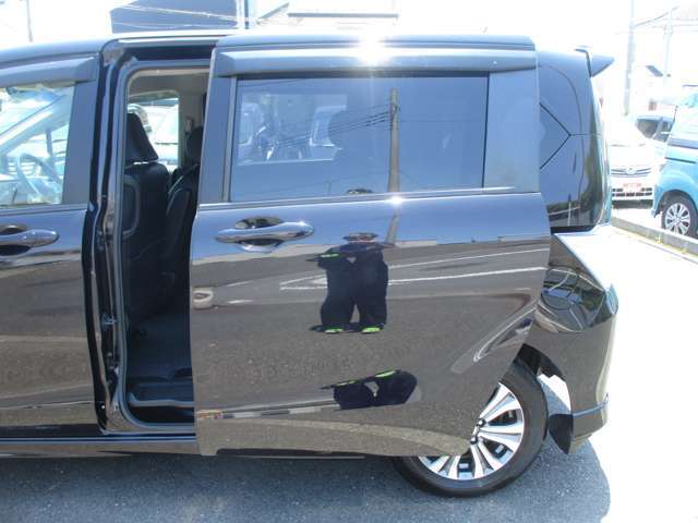 両側電動電動オートスライドドアに室内スイッチです！運転席から操作可能です。小さいお子様やお年寄りの乗り降りが楽になるアイテムですね！このお車の魅力がここにあり！