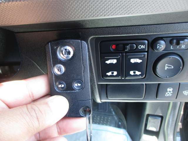 両側電動電動オートスライドドアに室内スイッチです！運転席から操作可能です。小さいお子様やお年寄りの乗り降りが楽になるアイテムですね！このお車の魅力がここにあり！