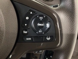 【アダプティブ・クルーズ・コントロール】予め設定した車速内でクルマが自動的に加減速。 前走車との適切な車間距離を維持しながら追従走行し、高速道路でのドライバーの疲労を軽減してくれる嬉しい機能付♪