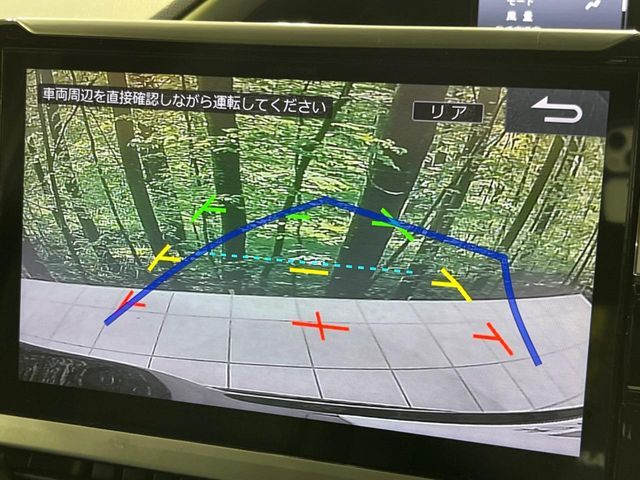 【バックカメラ】駐車時に後方がリアルタイム映像で確認できます。大型商業施設や立体駐車場での駐車時や、夜間のバック時に大活躍！運転スキルに関わらず、今や必須となった装備のひとつです！