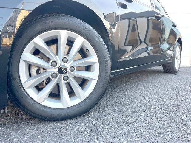 ●純正16インチアルミホイール：輸入車ならではの卓越した走りを支えるホイールと足回りです！日本車の走りに慣れている方にもぜひ体感して頂きたいほど、高いレベルでまとまっています！