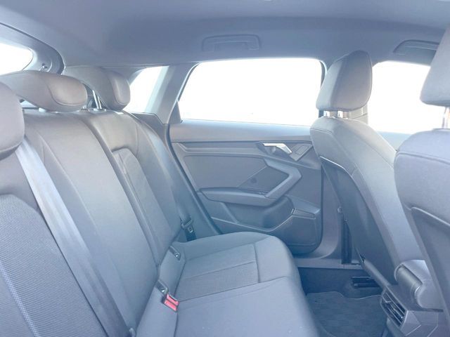 ●後部座席も気になるようなキズ・汚れやへたり等、大きなダメージはなく、良好な状態です。