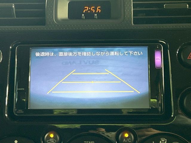 【バックカメラ】駐車時に後方がリアルタイム映像で確認できます。大型商業施設や立体駐車場での駐車時や、夜間のバック時に大活躍！運転スキルに関わらず、今や必須となった装備のひとつです！