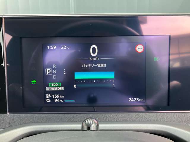 液晶タイプの見やすいメーター、EVに必要な情報を表示。走行可能距離も表示されますので心強い味方です