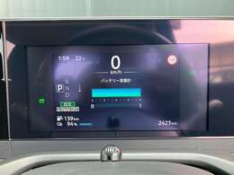 液晶タイプの見やすいメーター、EVに必要な情報を表示。走行可能距離も表示されますので心強い味方です