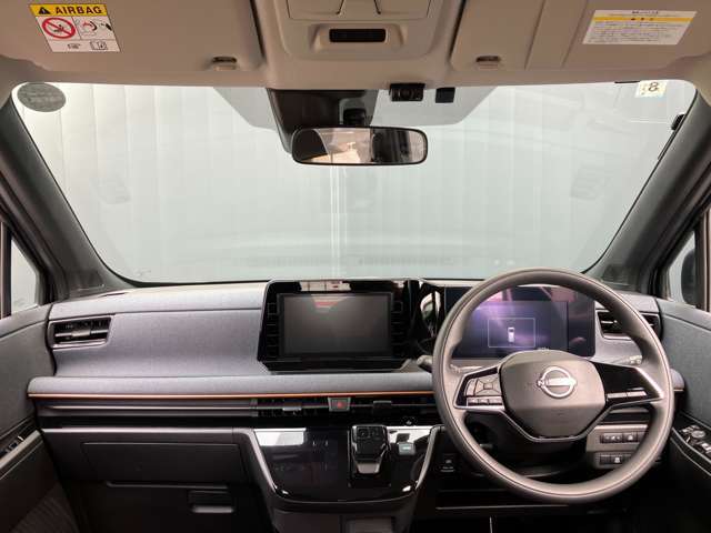 視界が広く、運転しやすい室内です。座り心地の良い前席シート。是非、見て・触れて座り心地も体感してください