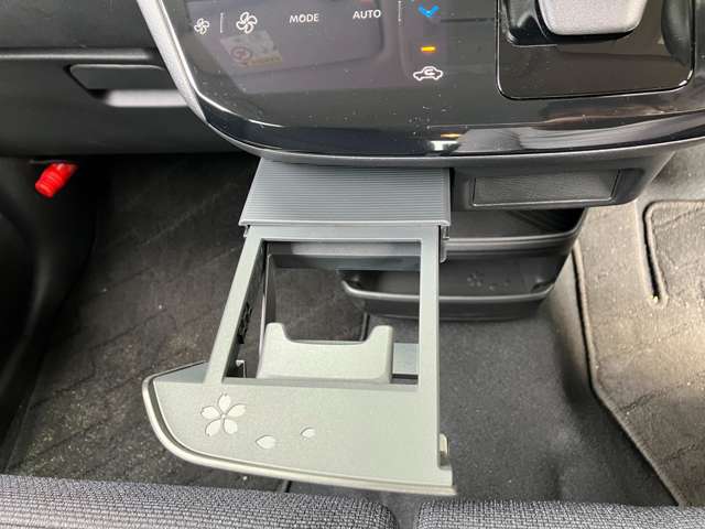 エアコン操作部の下のドリンクホルダーになります。