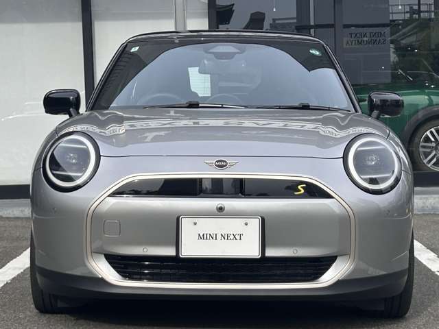 MINIのボンネットはヘッドライト部分に穴が開いている特徴的なもので御座います。MINIの伝統やこだわりがこういったところにも表れております。