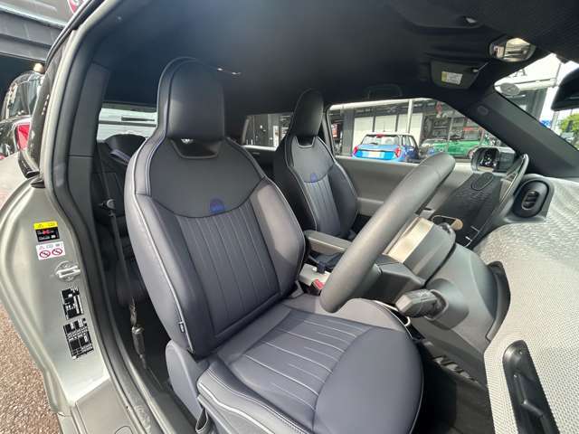 MINIの少し硬めのシートは乗り降りもしやすく、長距離ドライブでも疲れにくいように設計されております！