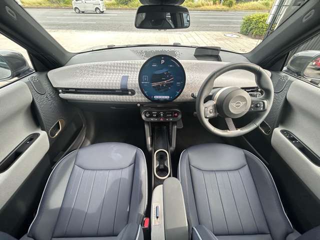 MINIの内装はとにかく『円』に拘ったデザインコンセプトが一目で伝わってきます。これほど円形に拘った車は他に御座いません。伝統のデザイン、トグルスイッチなど遊び心のある内装です。