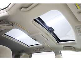 メーカーオプションの大型ムーンルーフ（フロント：チルトルーフガラス、リヤ：固定ガラス）＆サンシェード（フロント：手動、リヤ：電動）が装備されております！