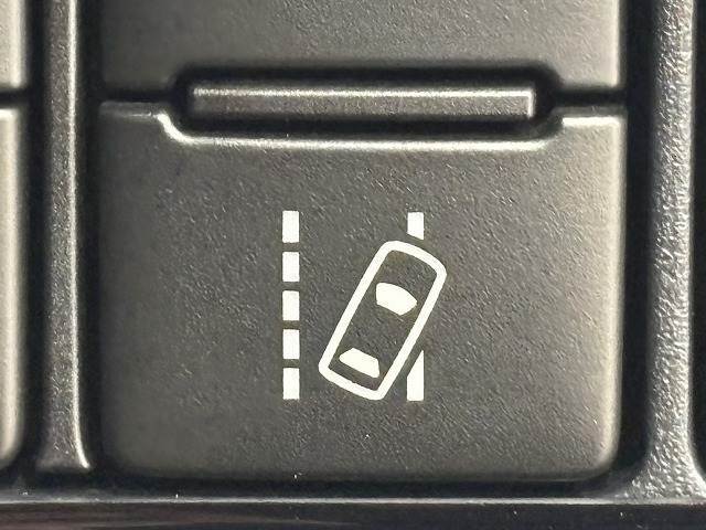 レーンキープアシスト機能を装備。車線をはみ出すと警報をしてくれるシステム。また衝突軽減ブレーキも装着。