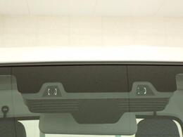 フロントガラス上部に設置された2つのカメラで歩行者や車を認識します。衝突の可能性がある場合、警告やブレーキのアシストをするのでより安全に運転していただけます。