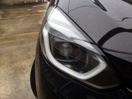 【LEDヘッドライト】大光量で夜道や雨の日の安心感を高めるLEDヘッドライト。周囲の明るさに応じて自動点灯・消灯/ライトの消し忘れも防げるオートライトコントロール付！