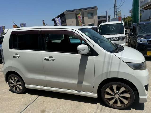 日常整備、車検、タイヤ交換、オイル交換、板金塗装、国内保険代理店、レンタカー、無料点検全て当社にお任せください！