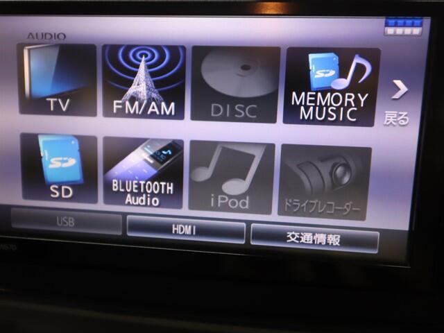 当店は夜間でも明るいライトの下ではっきりとクルマの状態を確認することが出来ます。事前にご連絡頂ければ待つことなくスムーズにご覧頂けます。聞いて、見て、触って、乗って選ぶ事が出来る販売店です♪