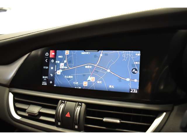 8.8インチの大型ディスプレーを搭載し、アップルカープレイ＆アンドロイドオートを自在に操作可能です。