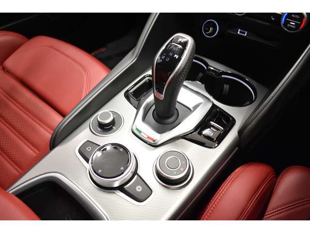 ALFA　DNAドライブシステム採用により車を自在に変化させ、どんな状況でもあなたに快適なドライブフィールを提供致します。
