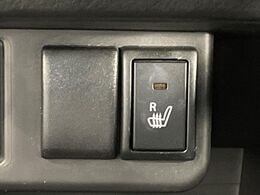 【シートヒーター】寒い日に重宝するシートヒーター！エアコンより早く温まってくれるので寒がりの人も安心ですね♪エアコンの温風は乾燥するから苦手、という方にもをおすすめです。