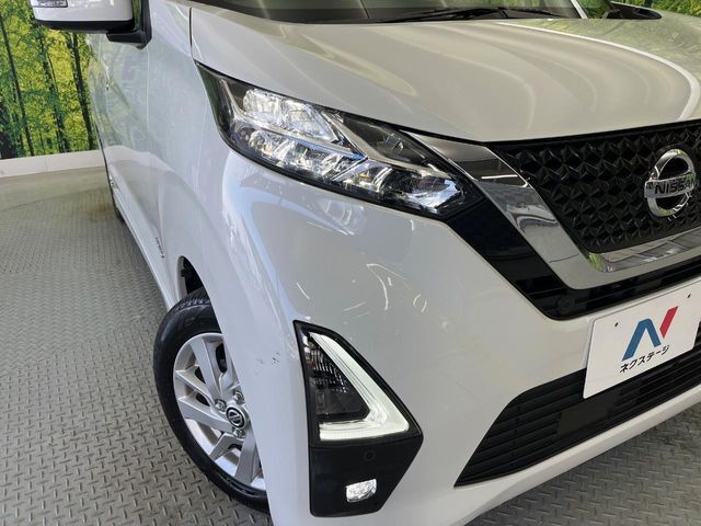【LEDヘッドライト】悪天候や夜間走行時も良好な視界を確保し安心して運転できる高輝度LEDヘッドライトを装備！点灯速度が早く、消費電力も抑えられています。