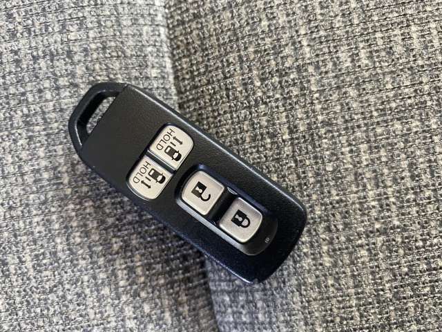インテリキーで鍵を使用せずに車両のドアの施錠・開錠やエンジンの始動ができます。