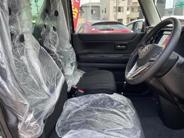 【運転席】座り心地が良いシートなので長時間の運転でも快適にお過ごしいただけます。新品のフロアマットのご注文も可能です。掲載箇所以外にご希望の写真がございましたらお気軽にお問い合わせ下さい。