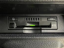 【ETC】有料道路を利用する際に料金所で停止することなく通過できる、ETC車載器（ノンストップ自動料金収受システム機器）が装備されています。セットアップを行うことで利用可能になります。