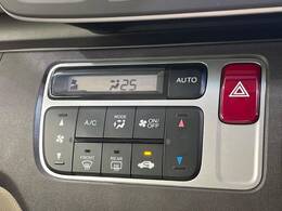 【オートエアコン】一度お好みの温度に設定すれば、車内の温度を検知し風量や温度を自動で調整。暑い…寒い…と何度もスイッチ操作をする必要はありません。快適な車内空間には必須の機能ですね♪