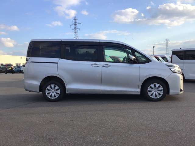 指定工場は別名民間車検場と呼ばれ、陸運支局に代わって車検（検査）を行うことができる工場です。そのため陸運局と同じ検査ラインを自社の工場に持っています。実際の車検の検査を自社で行うことができます。