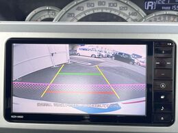 【バックカメラ】駐車時に後方がリアルタイム映像で確認できます。大型商業施設や立体駐車場での駐車時や、夜間のバック時に大活躍！運転スキルに関わらず、今や必須となった装備のひとつです！