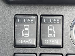 【両側パワースライドドア】スマートキーや運転席のスイッチで後席両側スライドドアの開閉が可能♪電動だから力を入れてドアを開ける必要が無く、小さなお子様でも簡単に開け閉めでき快適です♪