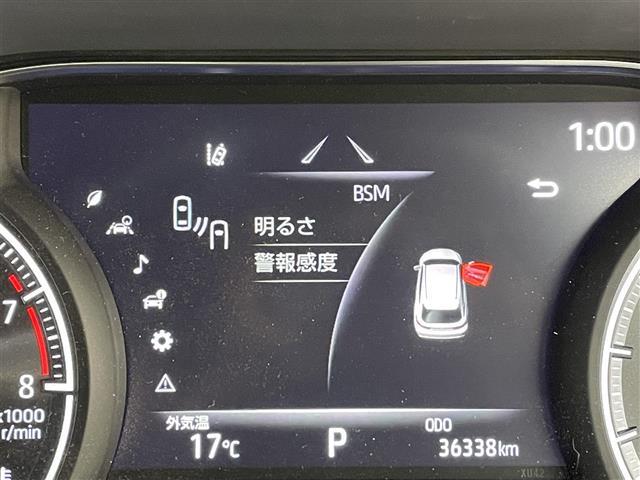 【BSM（ブラインドスポットモニター）】隣車線上の側方および後方から接近する車両を検知すると、検知した側のドアミラーが点灯。その状態でウインカーを出すと、インジケーターの点滅と警報音で警告します。