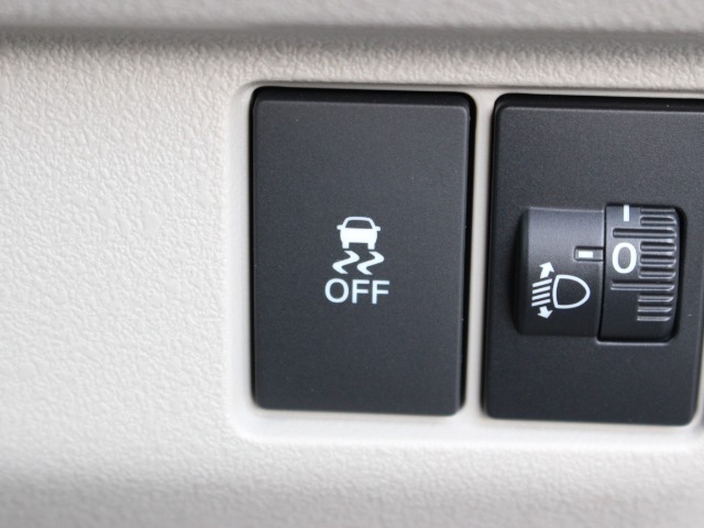 VSA(Vehicle Stability Assist)が装備！！VSAはコーナリング時の横滑りを抑制する機能と車両の急激な挙動変化を抑える機能で、安定した走行を実現していいます！！