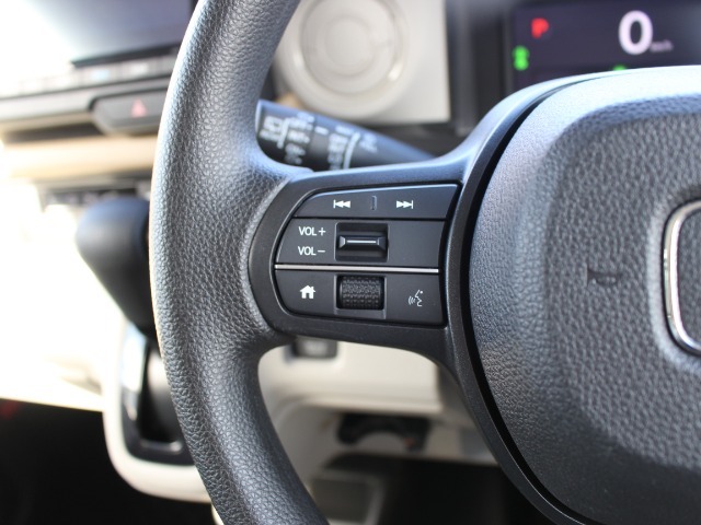 ハンドル部にオーディオリモコンスイッチが装備されてます！手元で視界をそらさずにボリューム調整・モード切替・選局・曲順スキップなどが可能！安全運転をしながらの操作が可能です！