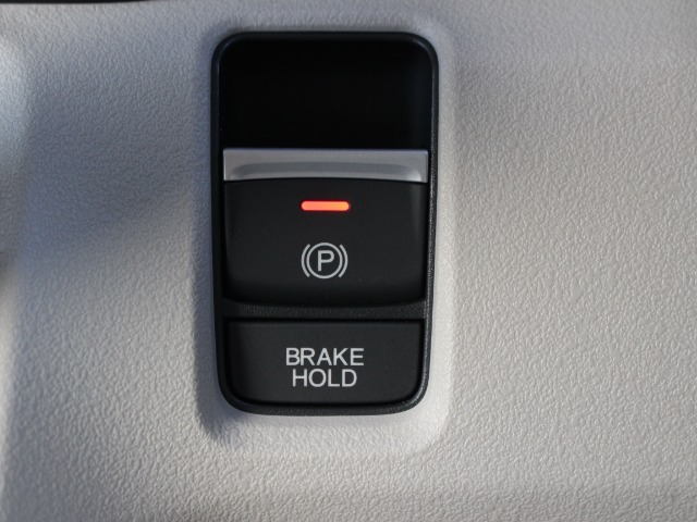 電子制御パーキングブレーキ、ブレーキホールド搭載！パーキングブレーキは手動で解除スムーズな発進が可能。ブレーキホールドは停車中に、ブレーキペダルを踏み続けなくても、自動的にブレーキを保持する機能です。