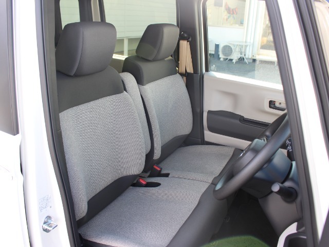2列目シートも足元はゆったりしており快適にお座り頂けます！後部座席にお乗りの方も楽しく広々と使用できます！！