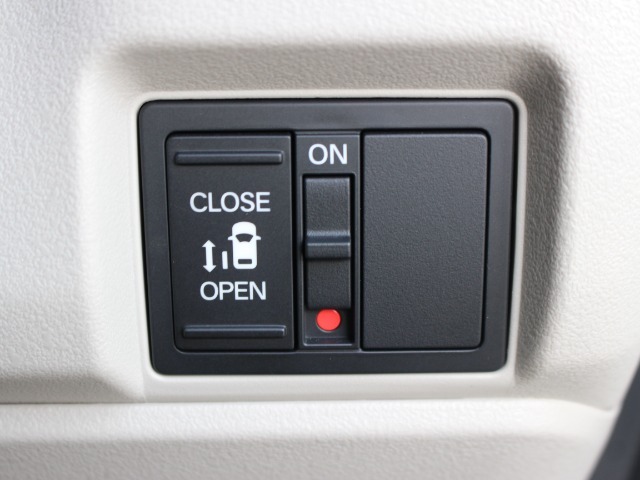 左側パワースライドドア付で、挟み込み防止機能によりお子様の乗り降りも安心！車内・車外のドアハンドルからはもちろんのこと運転席スイッチやリモコンキーからも開閉操作が可能で大変便利な装備となっております！