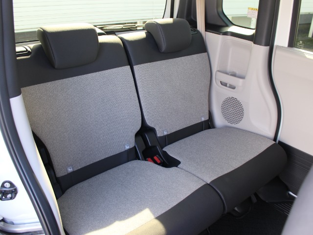 2列目シートも足元はゆったりしており快適にお座り頂けます！後部座席にお乗りの方も楽しく広々と使用できます！