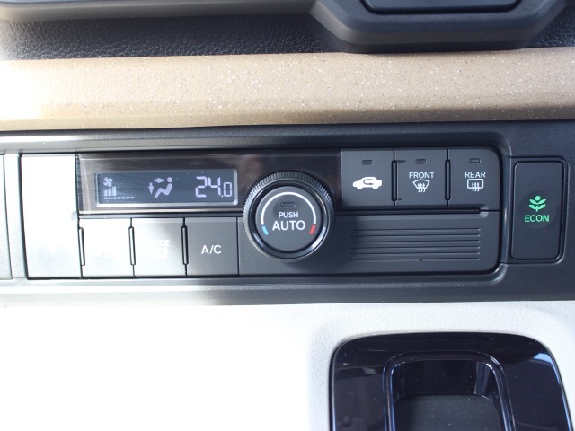 オートエアコンなので設定した温度で車内の温度を保ってくれます♪