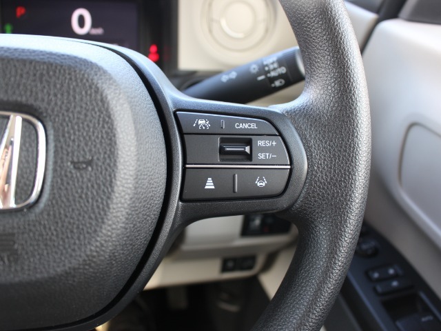 クルーズコントロールが装備されており、速度設定をするだけで一定の速度で自動走行が可能！！一定速度の走行なので燃費の向上やアクセルペダルを踏む必要が無いので長距離ドライブが快適になります！！
