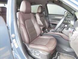 高級感漂うナッパレザーのフロントシートは、サポート感も座り心地も良好です。運転席は電動シート仕様です。ナビ・ETC・バック・サイド・フロントカメラも装着されています★☆★☆★