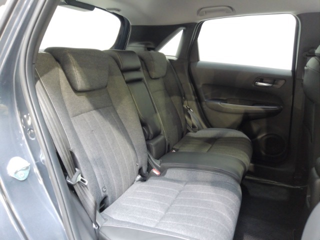 ひざまわり、頭上にもゆとりがあるリアシートです。