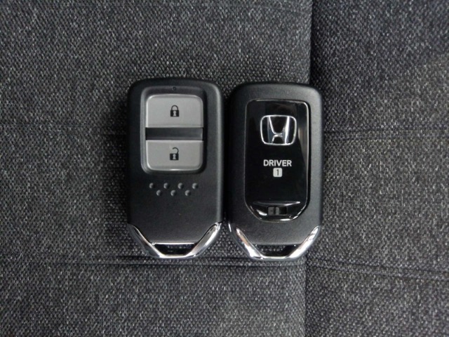 スマートキー標準装備です。キーをポケットに入れたままでもドアのロック＆アンロックができ、雨の日や夜間、荷物の多い時に鍵穴を探さずに済むので大活躍です。
