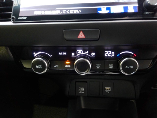 オートエアコン標準装備です。1年中快適な室内を提供！車内温度を設定すると風向き、風量を自動で調節してくれます。